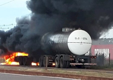 Carreta de transporte de óleo vegetal pega fogo