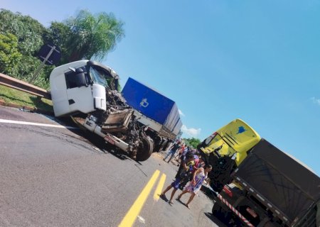 Acidente entre carretas e ônibus com mais de 40 passageiros deixa um morto e feridos na BR-163, em MS