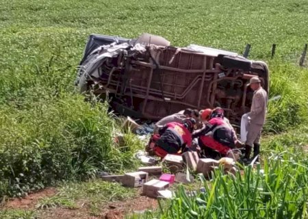 Kombi capota depois de bater em lateral de caminhão