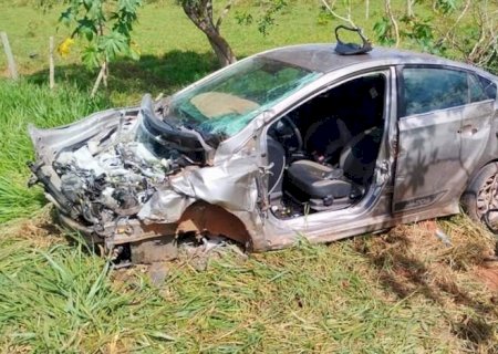 Carro colide em caminhão e quatro passageiros ficam presos às ferragens em MS