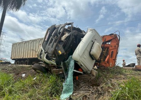 Colisão frontal entre caminhão e carreta interrompe parcialmente trânsito na BR 262