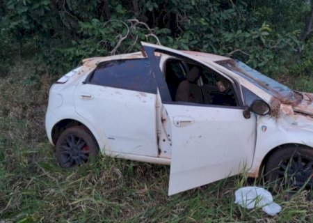 Veículo capota entre Santa Rita do Pardo e Bataguassu e jovem é socorrido com ferimentos leves