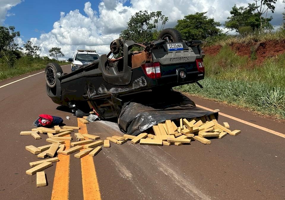Motorista capota carro carregado com mais de 750 kg drogas e foge
