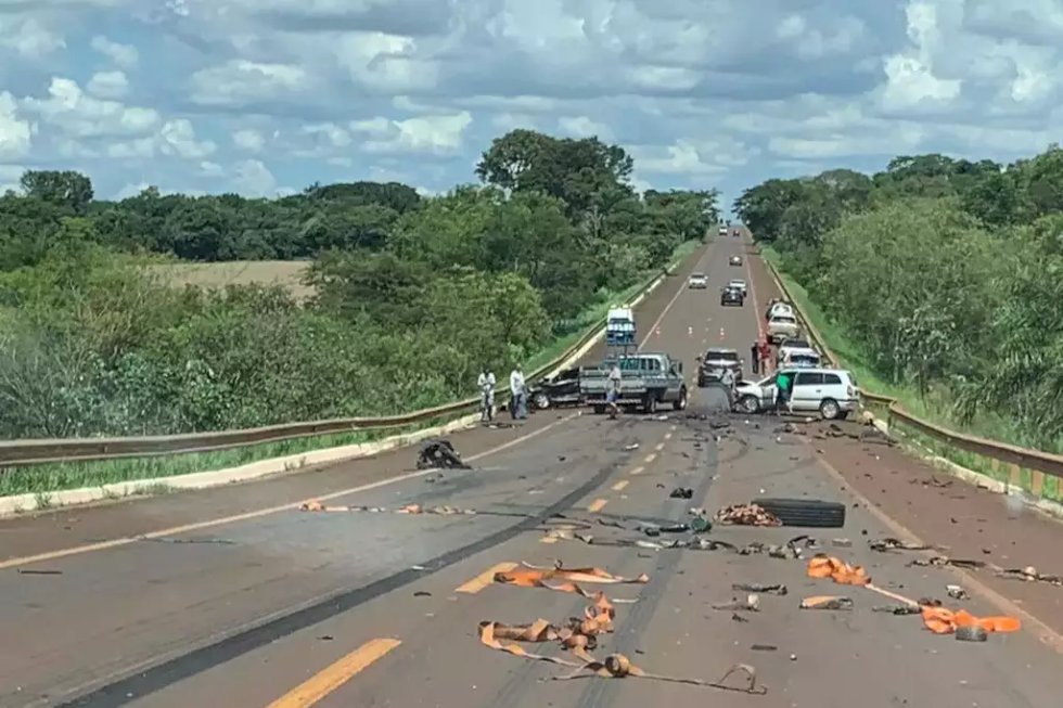 Acidente envolvendo dois carros e uma carreta deixa trânsito parado na BR-463
