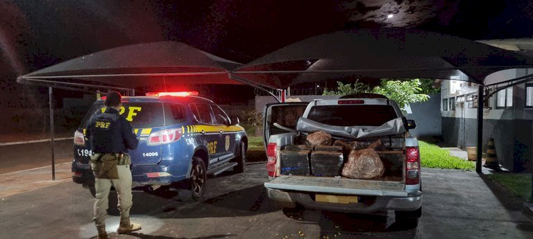 PRF apreende 758 Kg de maconha e recupera caminhonete em Deodápolis