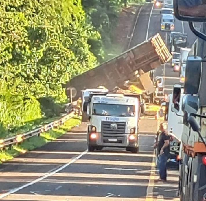 Acidente envolvendo carretas, caminhão e carro mata cinco pessoas na BR-163