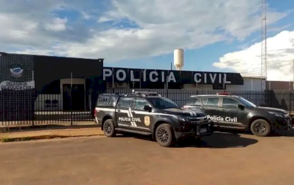 Mulher tenta roubar a arma de policial e depois ainda morde a perna dele para tentar escapar da prisão em MS
