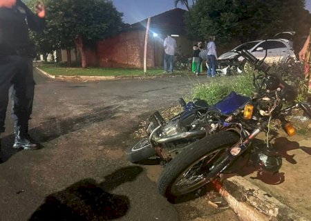 Motociclista fugindo da polícia colide com carro em Nova Andradina e jovem fica ferida