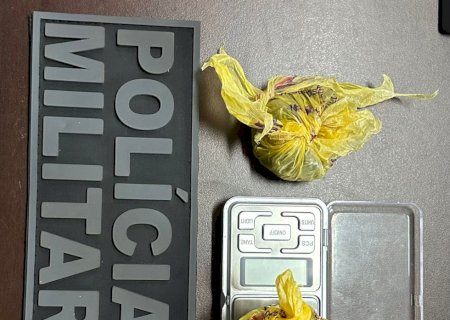 Ivinhema - Polícia Militar conduz adolescente para a delegacia por portar drogas