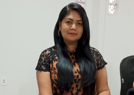Mary Cordeiro cobrou prolongamento de canteiro da Av. Brasil e pintura de faixas de pedestres em rotatória do centro da cidade