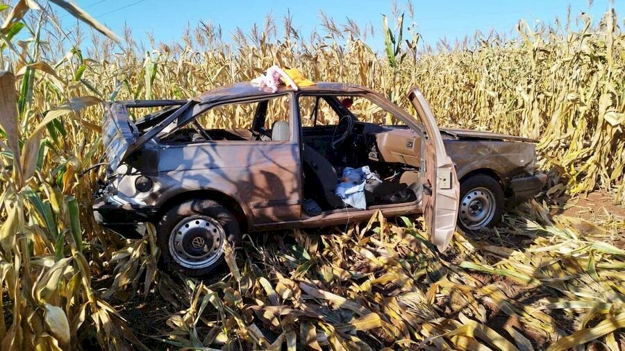 Motorista fica ferido após veículo capotar e parar no meio do milharal