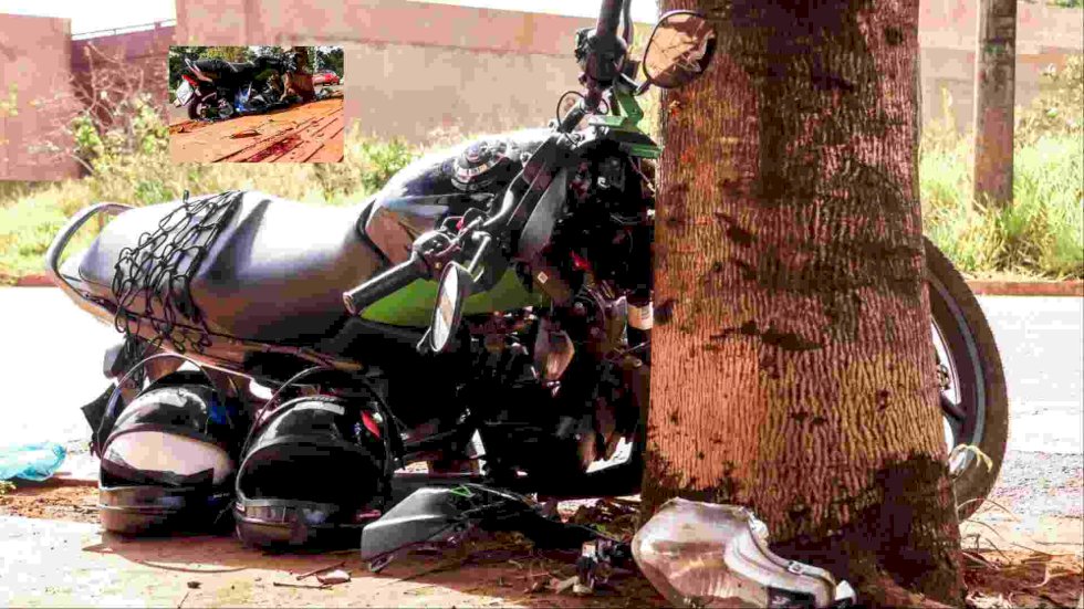 Motociclista e garupa ficam feridos após serem ‘fechados’ por carro e bater em árvore