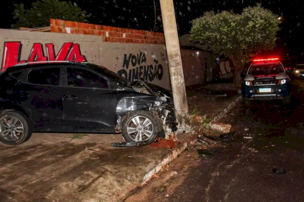 Colisão entre dois veículos deixa \'rastro\' de destruição