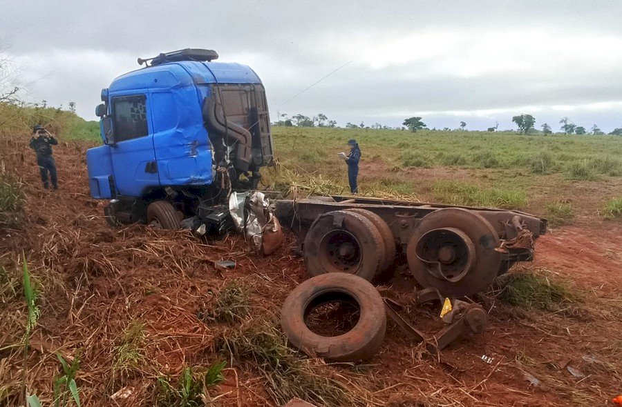 Condutor de carreta fica ferido em grave acidente entre Batayporã e Anaurilândia