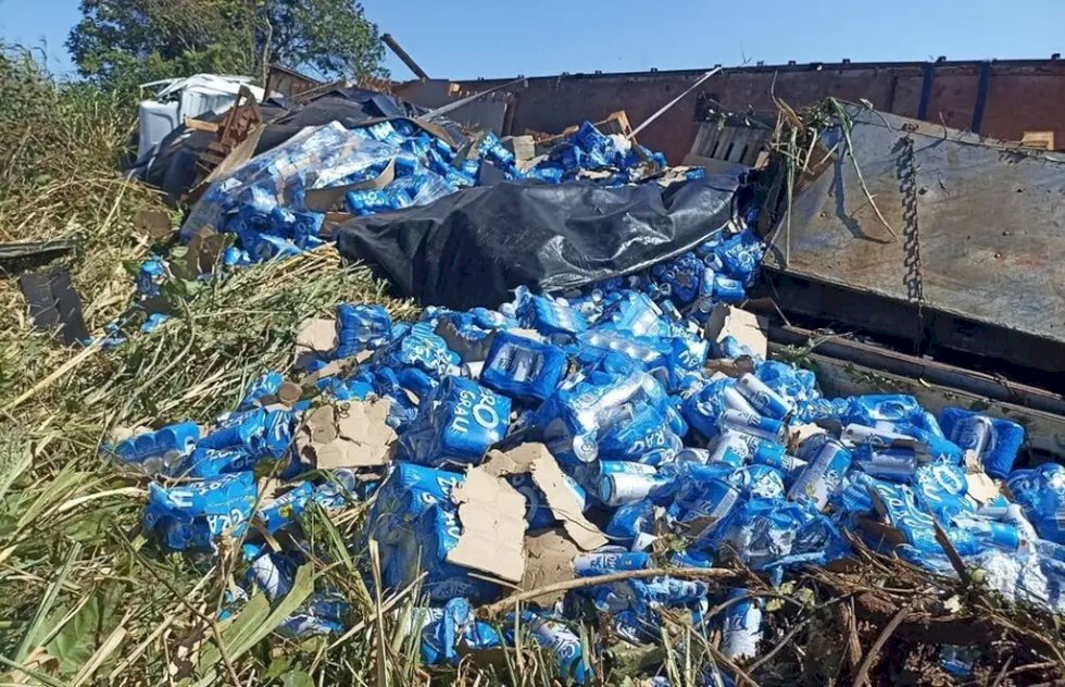 Carreta carregada de cerveja tomba e carga fica espalhada às margens da MS-276