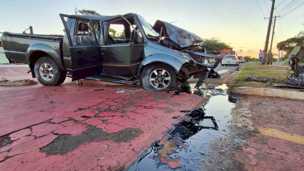 Caminhonete com 8 pessoas atinge poste , e vítimas ficam em estado grave