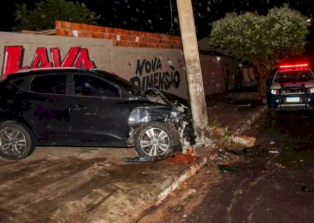 Colisão entre dois veículos deixa 'rastro' de destruição