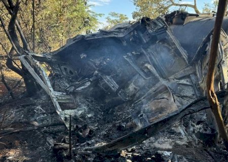 Incêndio destrói cabine de carreta carregada com álcool na região de Nova Casa Verde