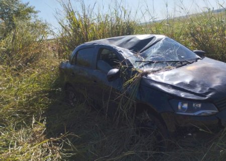 Deodápolis - Motorista perde controle da direção e capota veículo na BR 376 entre Deodápolis e Ivinhema