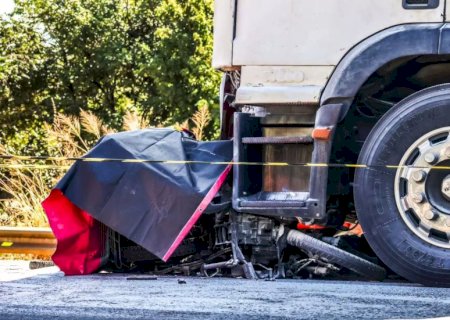 Motociclista morre após veículo bater de frente com caminhão na BR-163 e explodir