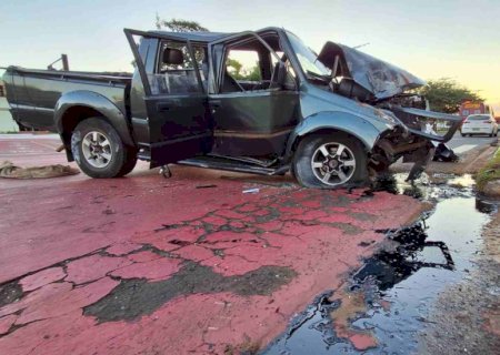 Caminhonete com 8 pessoas atinge poste , e vítimas ficam em estado grave