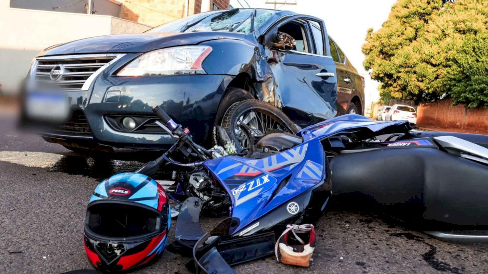 Motociclista é lançado a cinco metros ao ser atingido por carro
