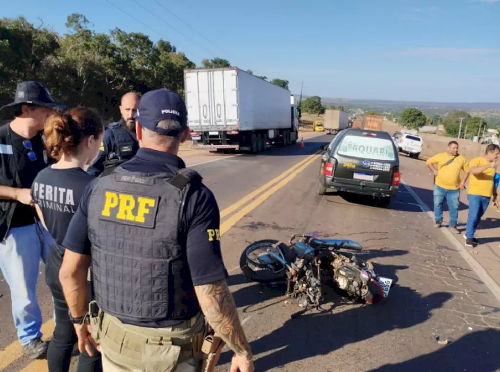 Motociclista morre ao invadir pista contrária e bater em caminhão boiadeiro