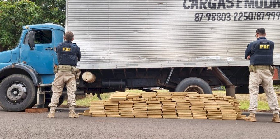 Ivinhema -PRF apreende caminhão baú com teto falso carregado com mais de 480 kg de entorpecentes na região de Amandina