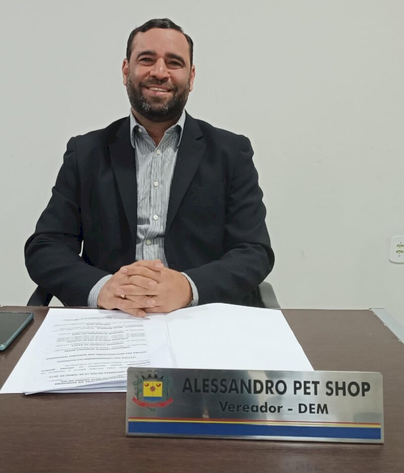 Vereador Alessandro quer abrigos para cães e gatos em locais públicos, e instalação de telas e iluminação em campo de futebol no Eco Park