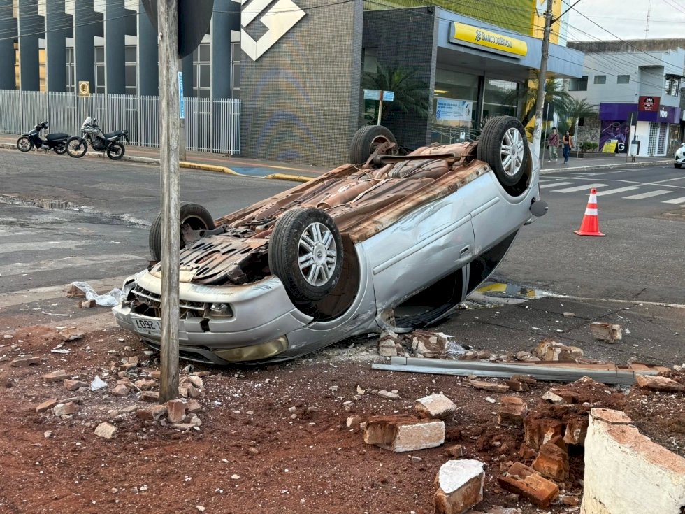 Condutor perde controle e capota carro na Moura Andrade em Nova Andradina
