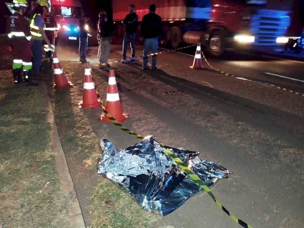 Homem morre atropelado por carreta e motorista foge sem prestar socorro