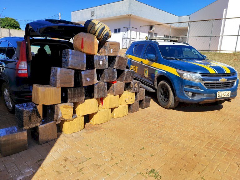 PRF apreende 515 kg de maconha e skunk em Brasilândia
