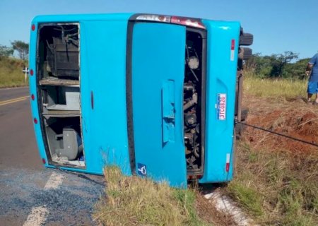 Ônibus tomba na MS-040 em Santa Rita do Pardo e deixa feridos