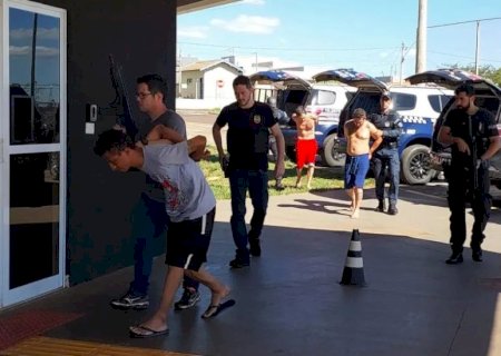 Polícia prende 5 pessoas envolvidas em assaltos à mão armada
