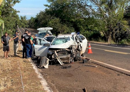 Duas pessoas morrem nem colisão entre carros na BR-262