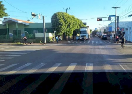 Criança é atropelada durante saída de escola, no Centro de Bataguassu