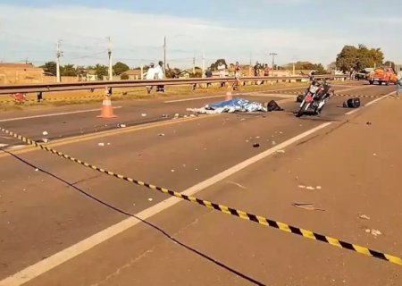 Motociclista morre ao cair e ter a cabeça esmagada por caminhão na BR-262