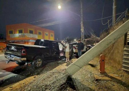 Caminhonete perde controle, arranca poste e deixa bairro sem luz
