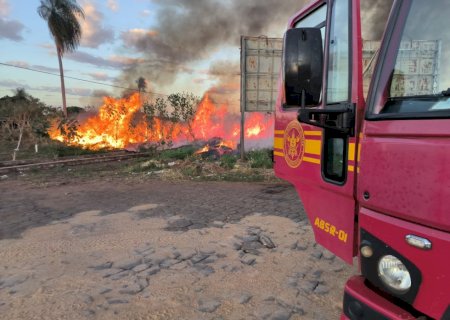Carreta danifica rede elétrica e provoca incêndio em Nova Casa Verde