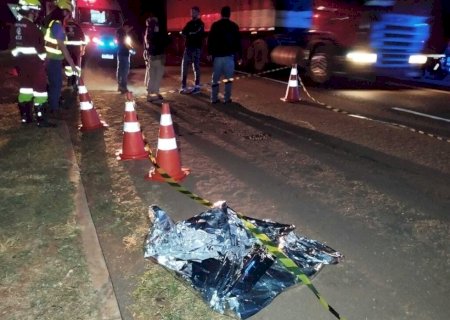 Homem morre atropelado por carreta e motorista foge sem prestar socorro