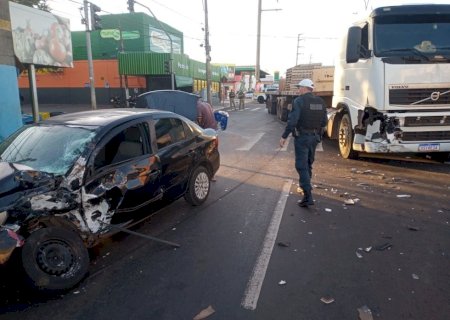 Colisão entre carro e carreta deixa motorista ferido