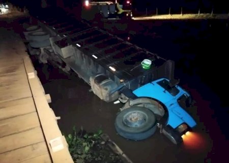Condutor morre esmagado em colisão entre 2 caminhões