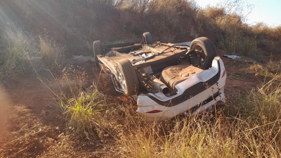 Carro capota na MS 316
