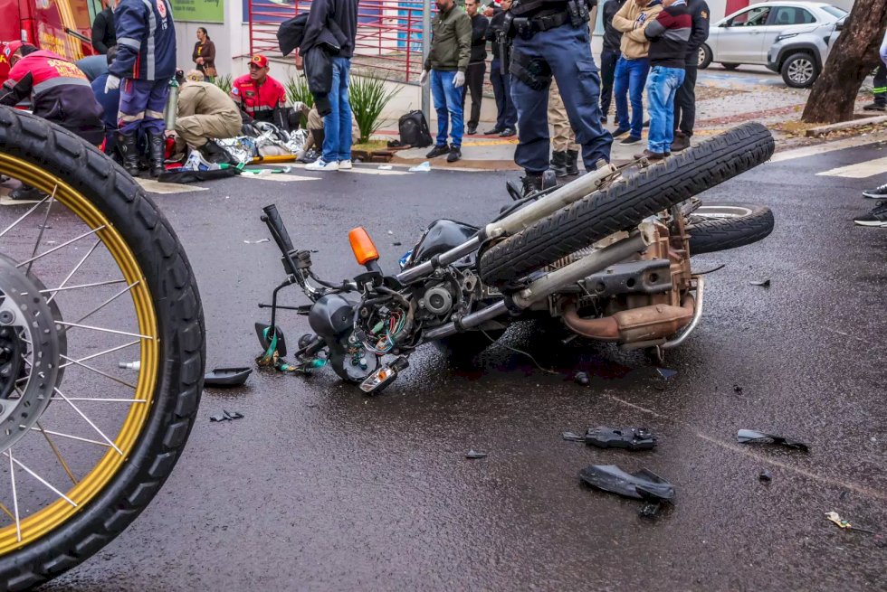 Motociclista morre ao atingir carro em cruzamento