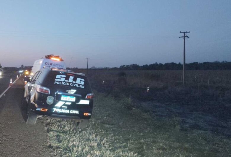 Corpo encontrado carbonizado em rodovia é de servidor aposentado; mulher é presa na ação