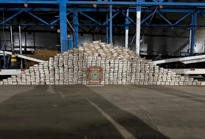 Homem é preso com mais de meia tonelada de cocaína escondido em compartimento secreto de caminhão