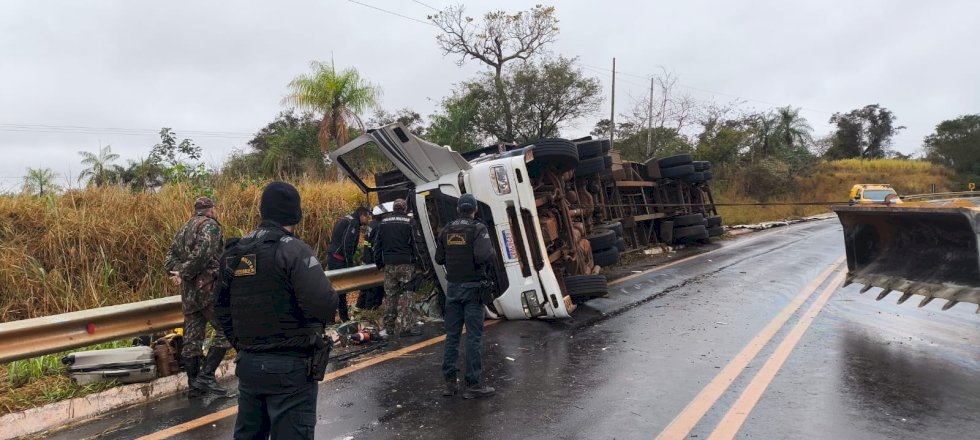 Carreta tomba na MS-156,  deixa passageria presa as ferragens