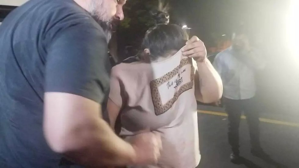 Acusada de assassinar oficial de Justiça aposentado é presa