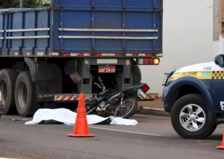 Motociclista morre ao bater na traseira de carreta