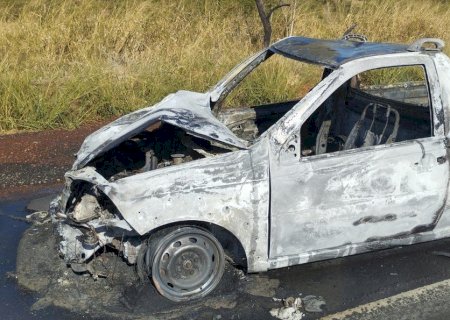 Picape pega fogo ao bater em carreta-tanque entre Nova Casa Verde e Nova Alvorada do Sul